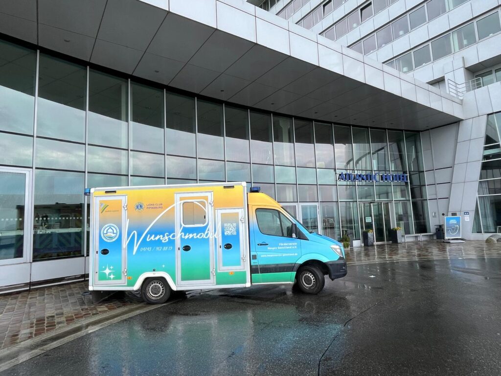 Das Wunschmobil beim Drachenfest in Bremerhaven, Sail City Hotel