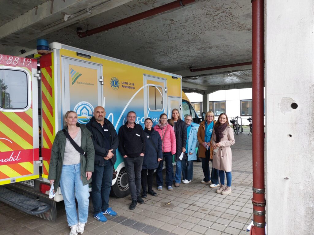 Gruppenfoto vor dem Wunschmobil Klinikum Bremerhaven-Reinkenheide gGmbH